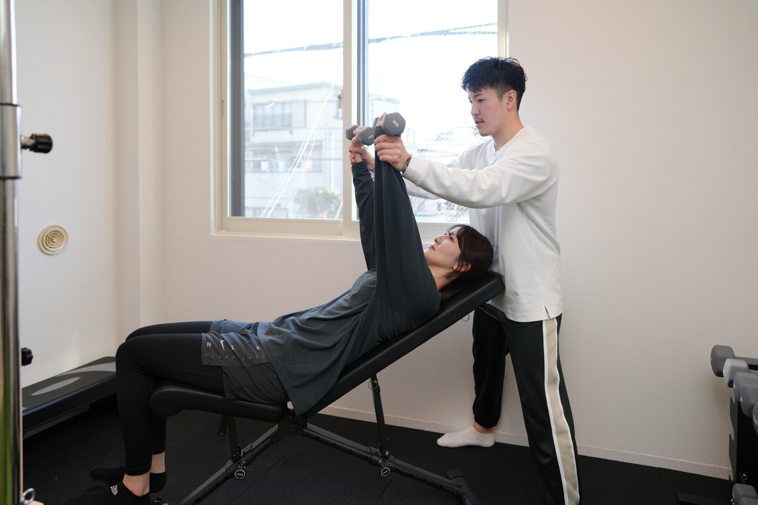 薄着の季節！気になる二の腕のたるみは整体×ピラティス×筋トレで根本ケア｜Atelier Ease